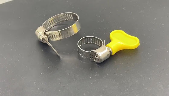 Les colliers de la conduite américains adaptés aux besoins du client, avec le tuyau en plastique de poignée de papillon ont galvanisé des garnitures utilisées pour les tuyaux en caoutchouc